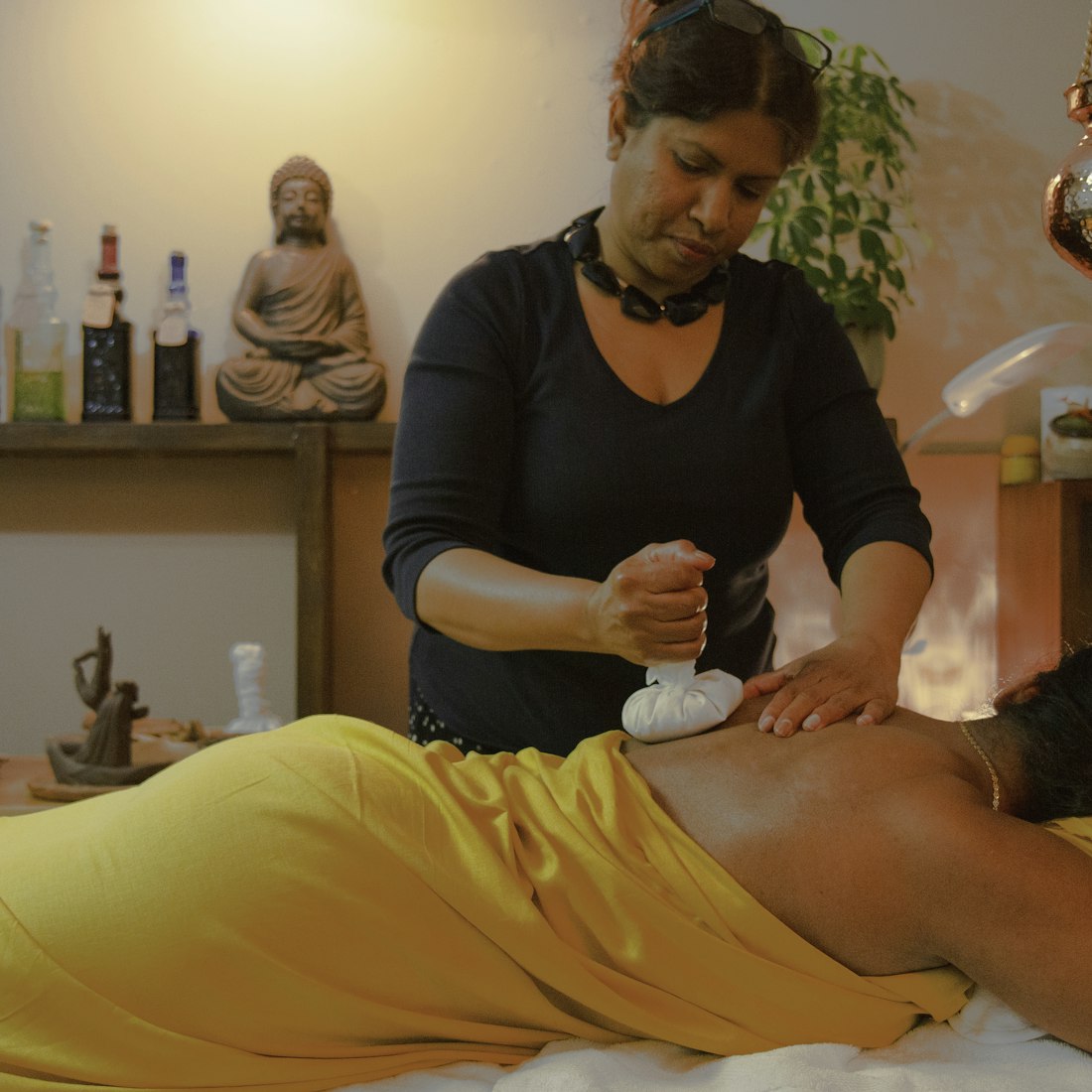 Potli therapy at Vedatma Ayurvedalaya