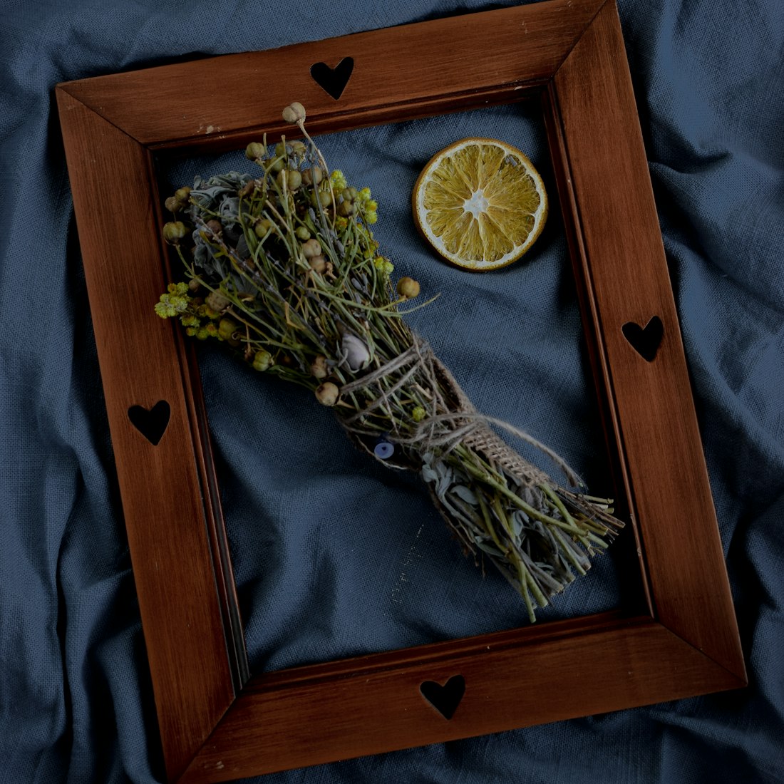 Herbes et agrumes — le parfum du matin à la pharmacie