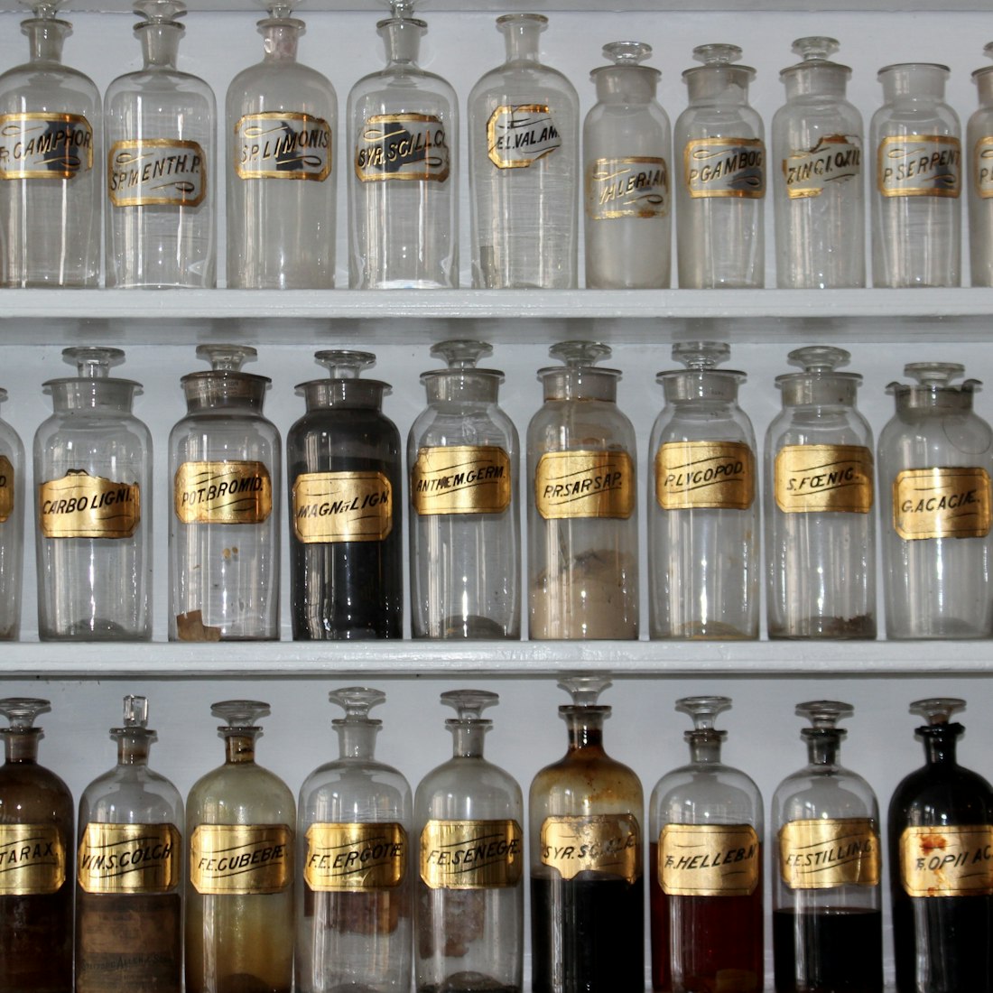 Formulations classiques sur les étagères du dispensaire